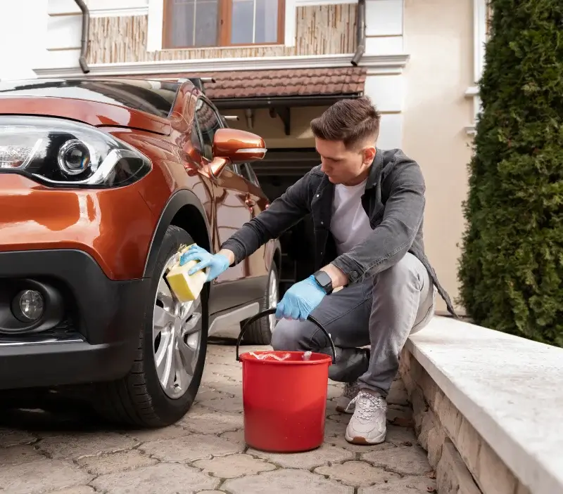 Lavage auto à domicile Saone Et Loire : professionnel intervenant sur un véhicule